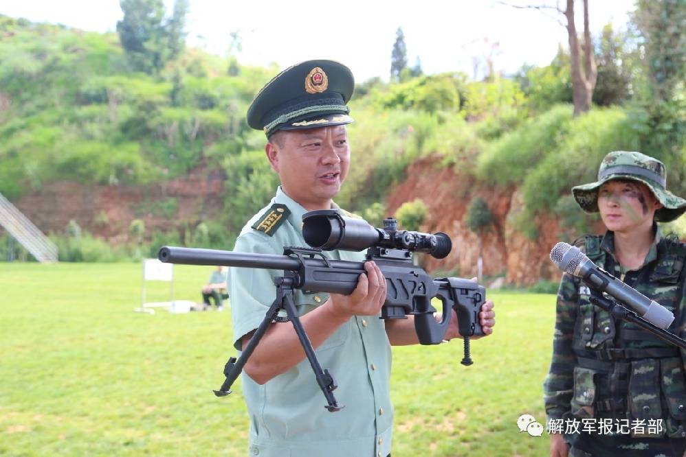 时任武警昆明支队支队长的方红霄在特勤排集训队传授狙击要领(2016年7
