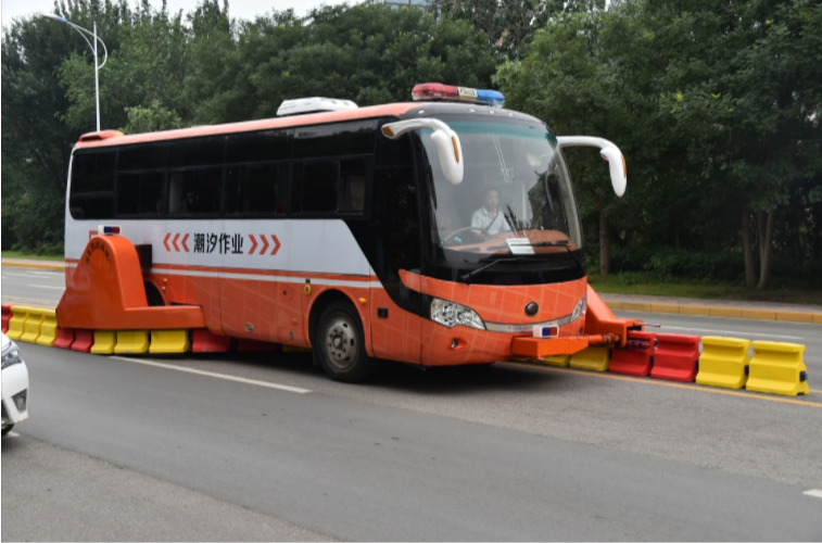 济南潮汐车道拉链车上路