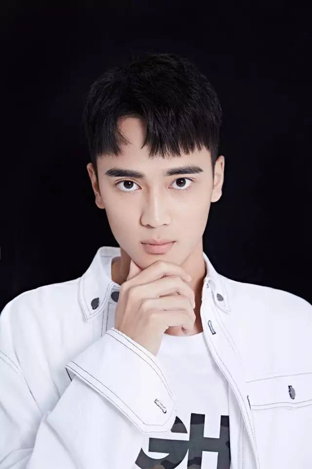 史上bug最多的男主但192的高旻睿穿军装是真帅