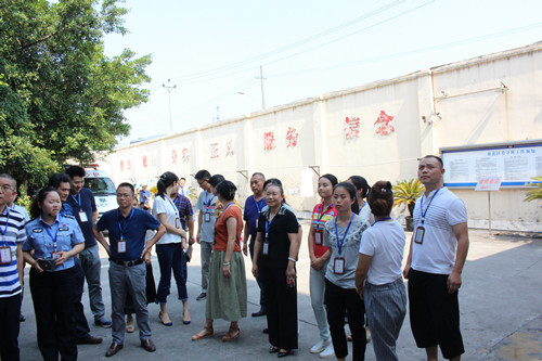 渝北回兴街道组织党员干部到看守所开展廉政警示教育