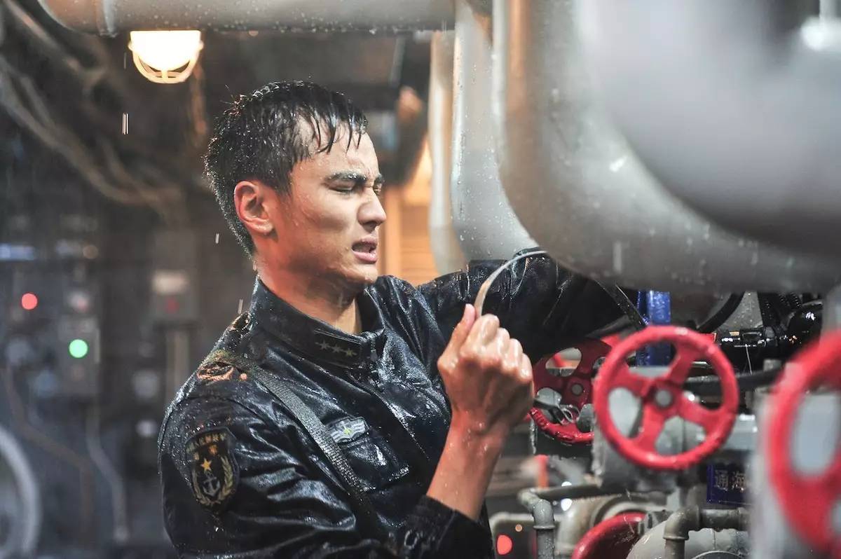 史上bug最多的男主但192的高旻睿穿军装是真帅