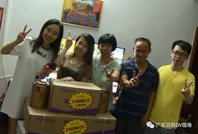 ▼来到了江门dv现场清凉大使韦冬梅带着礼品dv现场夏日送