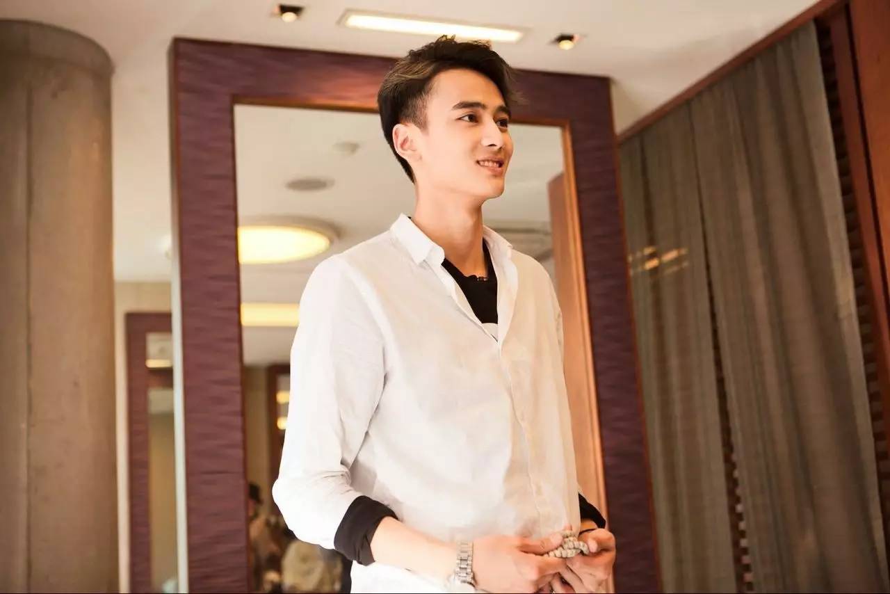 史上bug最多的男主但192的高旻睿穿军装是真帅