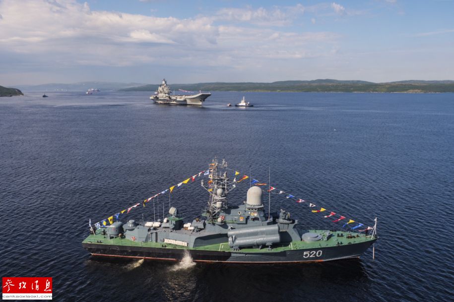 图为参加预演的俄海军1124型小型反潜舰"斯涅日诺