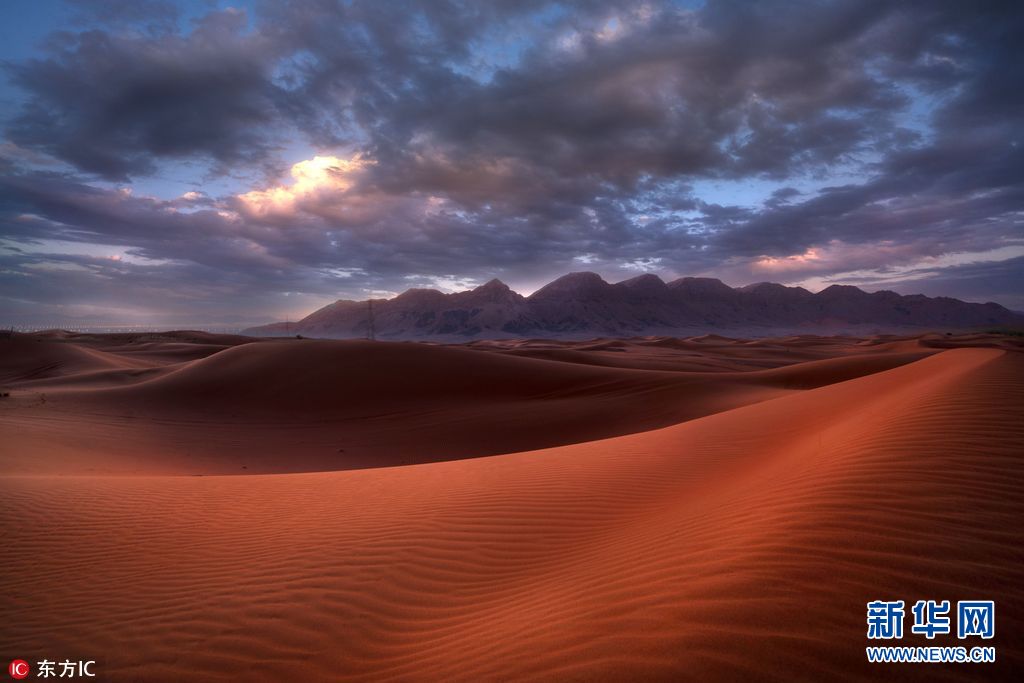 摄影师拍迪拜沙漠震撼美景 沙丘高低起伏若黄色海洋(组图)