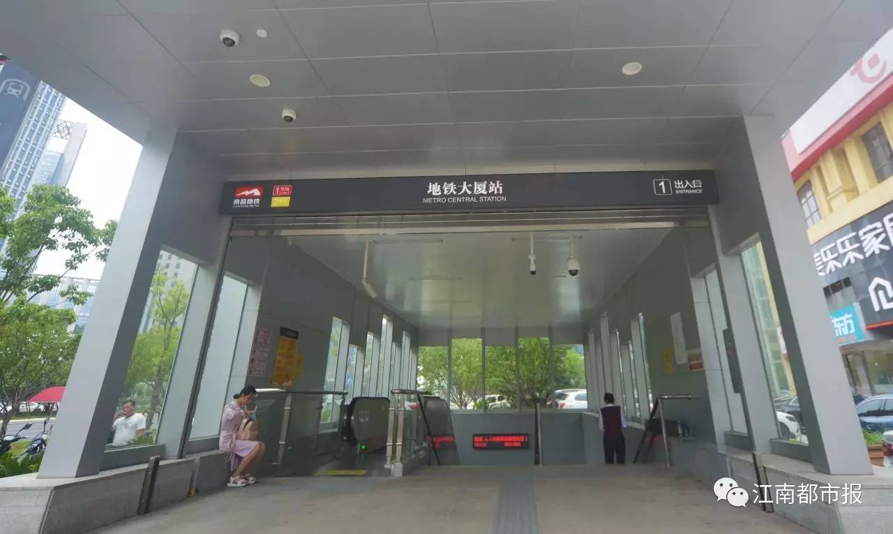 二号线共设置两个出入口,地铁大厦站位于丰和中大道与世贸路交叉口