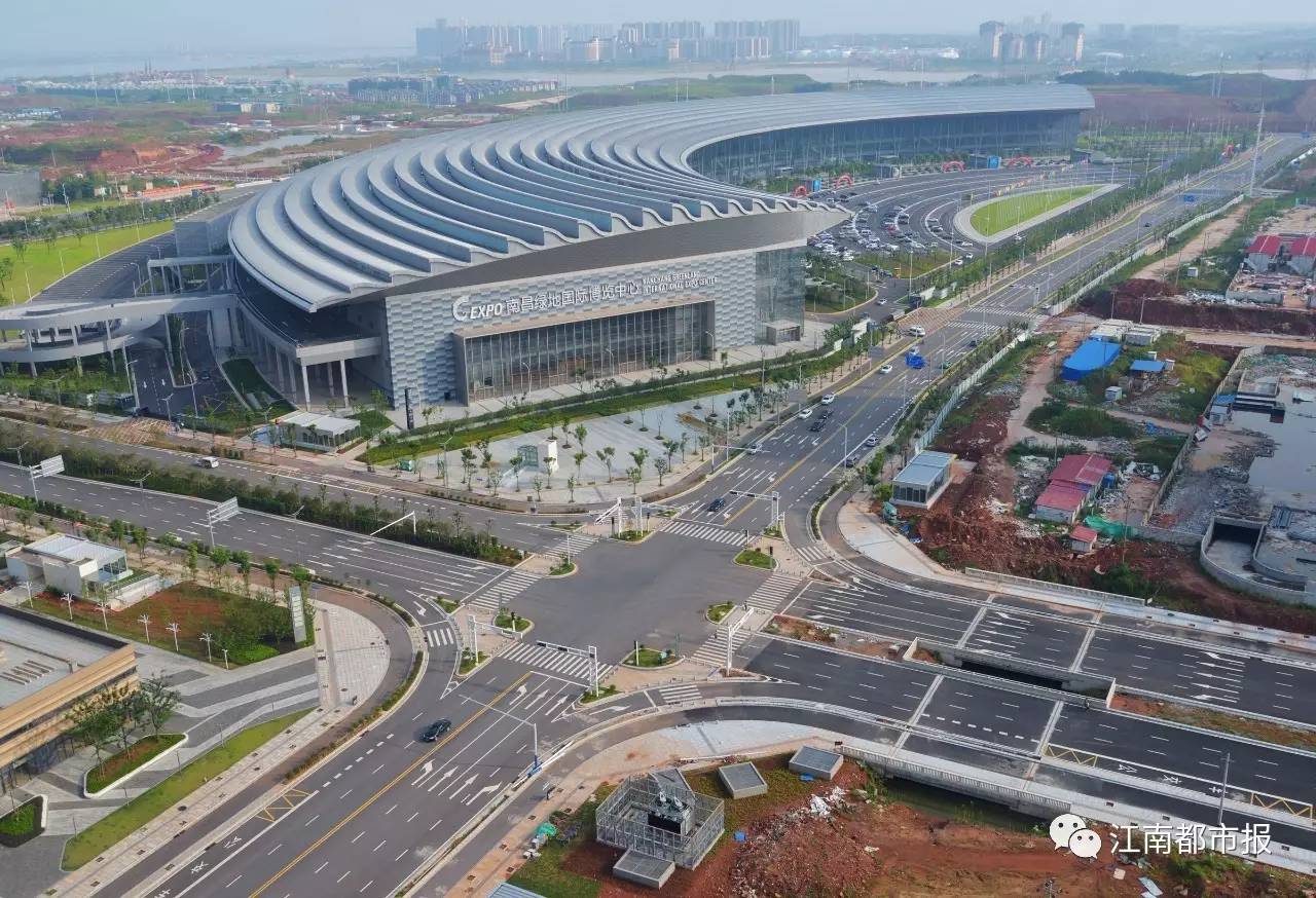 地铁口便是南昌绿地国际博览中心,二号线首通段通车后,十分方便市民到