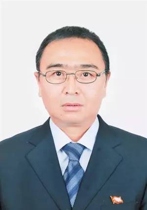 局工业统计处处长,西畴县新农村建设工作队总队长,西畴县委副书记