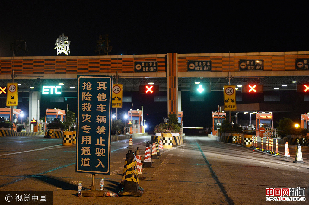 九寨沟地震成都交警开辟生命通道11分钟开到收费站