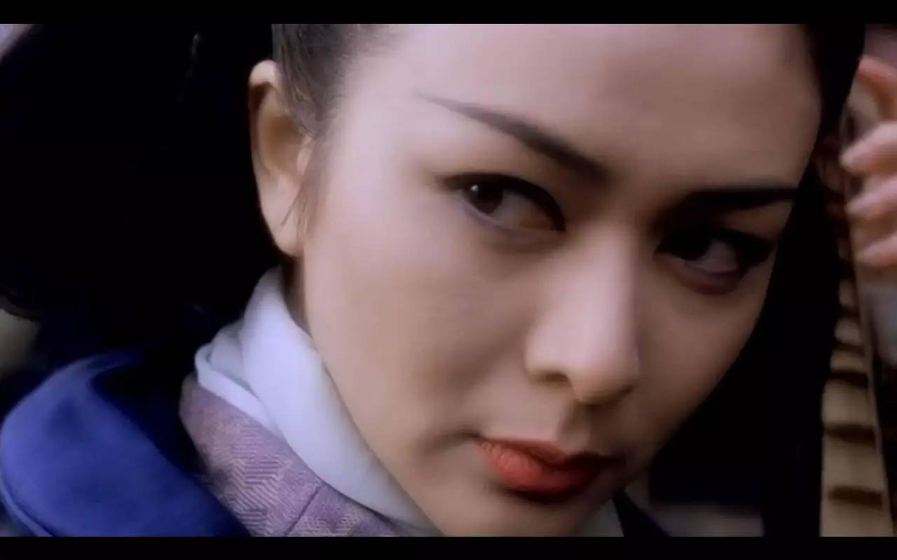 《新仙鹤神针》里的蓝小蝶狠辣江湖,但——送别令狐冲时水汪汪的依依