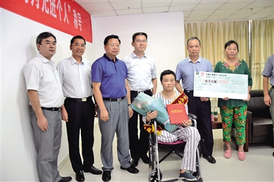 徐前凯获“见义勇为先进个人”称号|徐前凯|政法委|重庆_新浪新闻