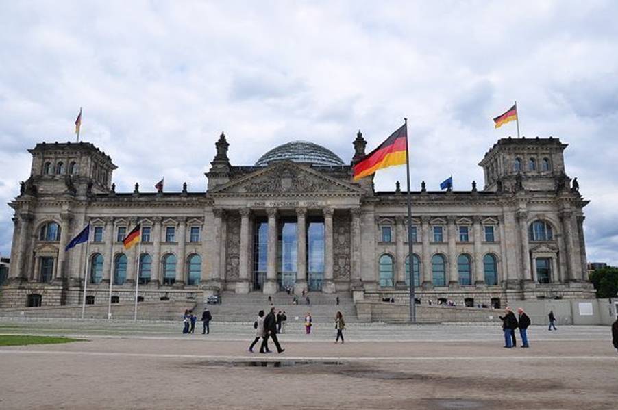 两名中国游客因为在德国国会大厦前行纳粹礼而遭到德国警方逮捕