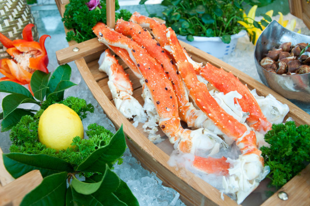 自助晚餐的阵容会让我这种吃货疯掉:7种冰镇海鲜,十三香小龙虾,海鲜大