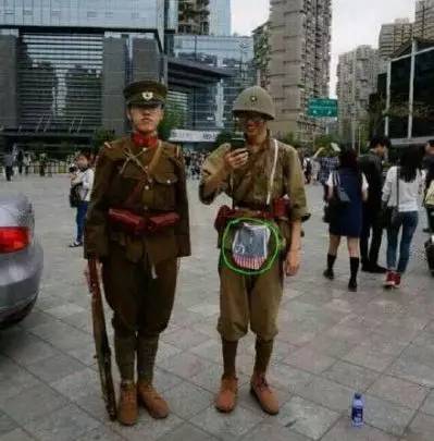 拍日本军服照行德国纳粹礼这样的人还是中国人吗