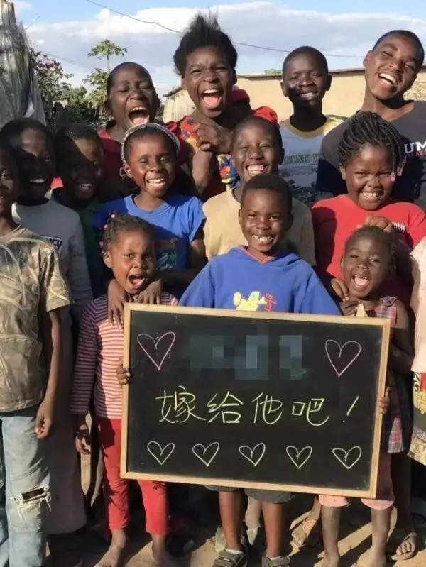 非洲小孩举牌广告火了创意虽好但其背后涉多重违法