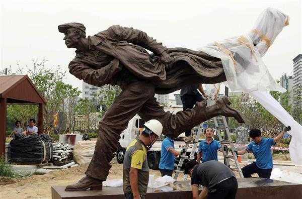 中国捐赠安重根铜像落座韩国广场系击毙伊藤博文抗日义士