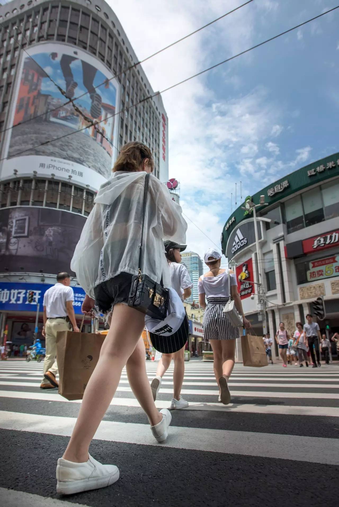 【人在广州】广州街头靓女多,环肥燕瘦身材好