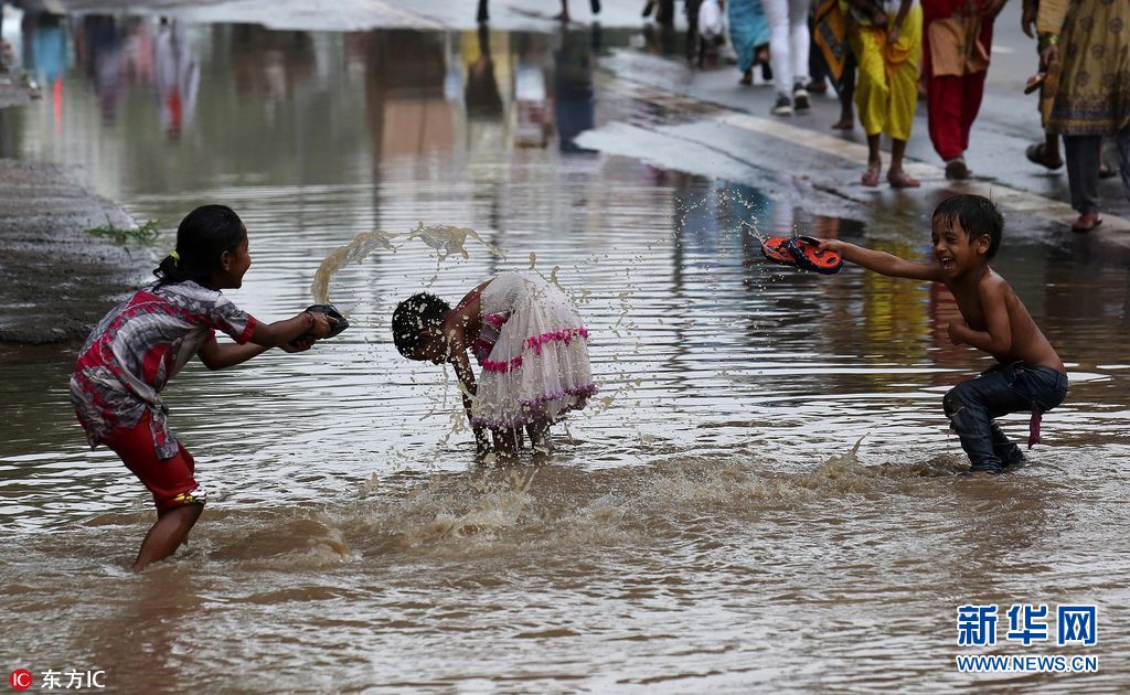 印度新德里遭强降雨袭击儿童街头玩水开心不已
