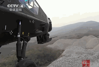 （直10K机炮射击，可看出震动很小）