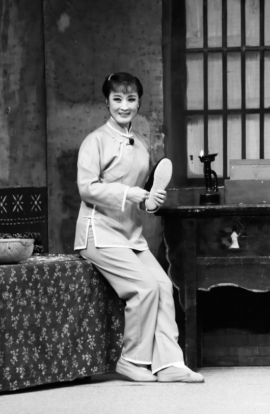 "第五代李二嫂"吕淑娥 摄影 黄体军本报讯(记者 黄体军) 泉城喜欢戏曲