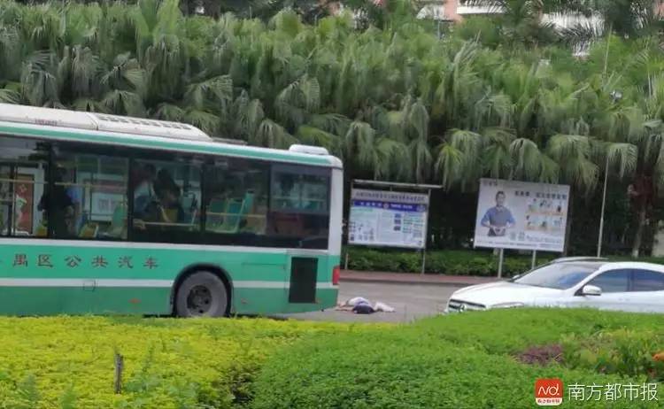 惨广州一女子在公交站台被公交车撞倒当场死亡