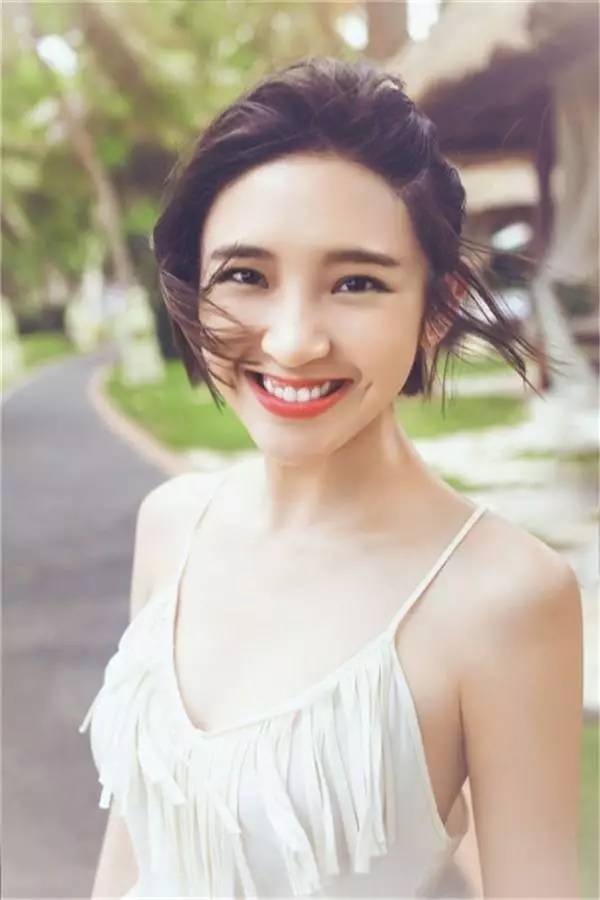 很多人都说,看到唐艺昕的笑容心都融化了,自然嘴角上扬和弯弯的月牙眼