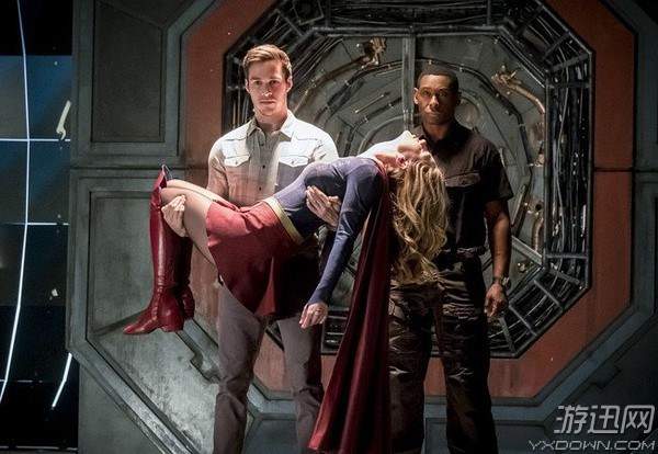 主要讲述了一位在派对上意外遭遇袭击后来变成僵尸的医学院女学生