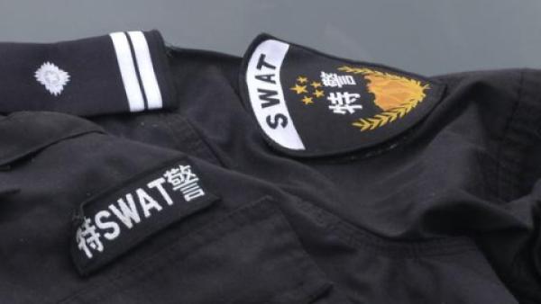 假特警被真民警识破:28元买的六件套