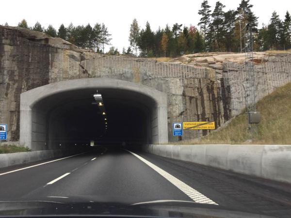 桥隧过渡区缺乏足够提醒可能导致惨烈交通事故