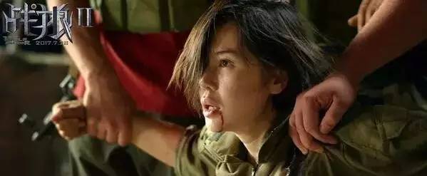 不同于《战狼1》中余男饰演的的女特种兵龙小云,混血气质的瑞秋身上