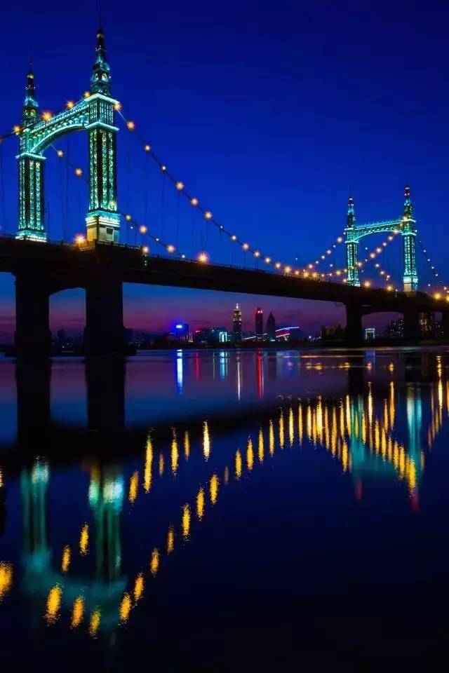 这张阳明滩大桥的夜景照片,也是他的得意之作.