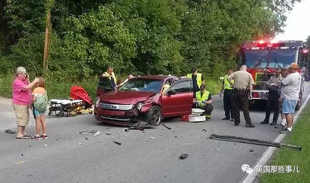 然而,坐在副驾驶的audra就没这么幸运了