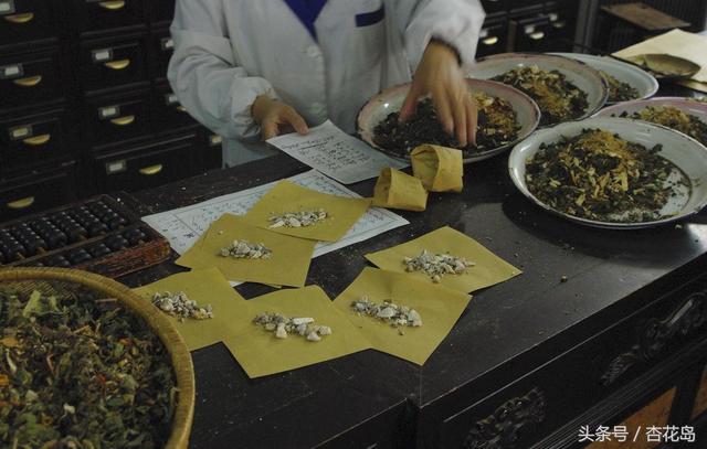 医学家傅山治疗白带的著名方剂——完带汤中,山药与白术共为君药,起补