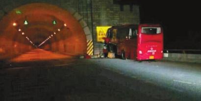 安康段秦岭1号隧道发生一起大客车碰撞隧道口事故,造成车内36人死亡