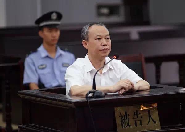 法院审理查明,2009年至2016年,杨评防利用其担任桂平市市长,市委书记