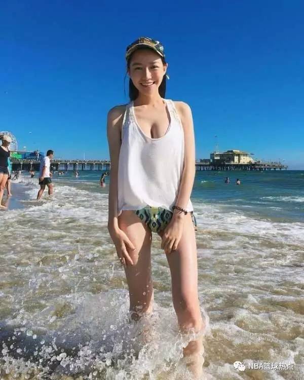 健身网红小姐姐，海边清凉度假，身材惹火吸引眼球。