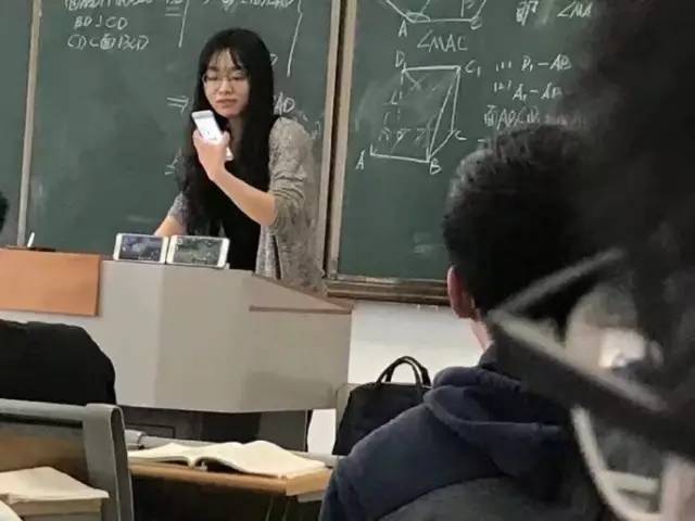 图:老师上课收了学生手机 ,眼睁睁让他们看着输