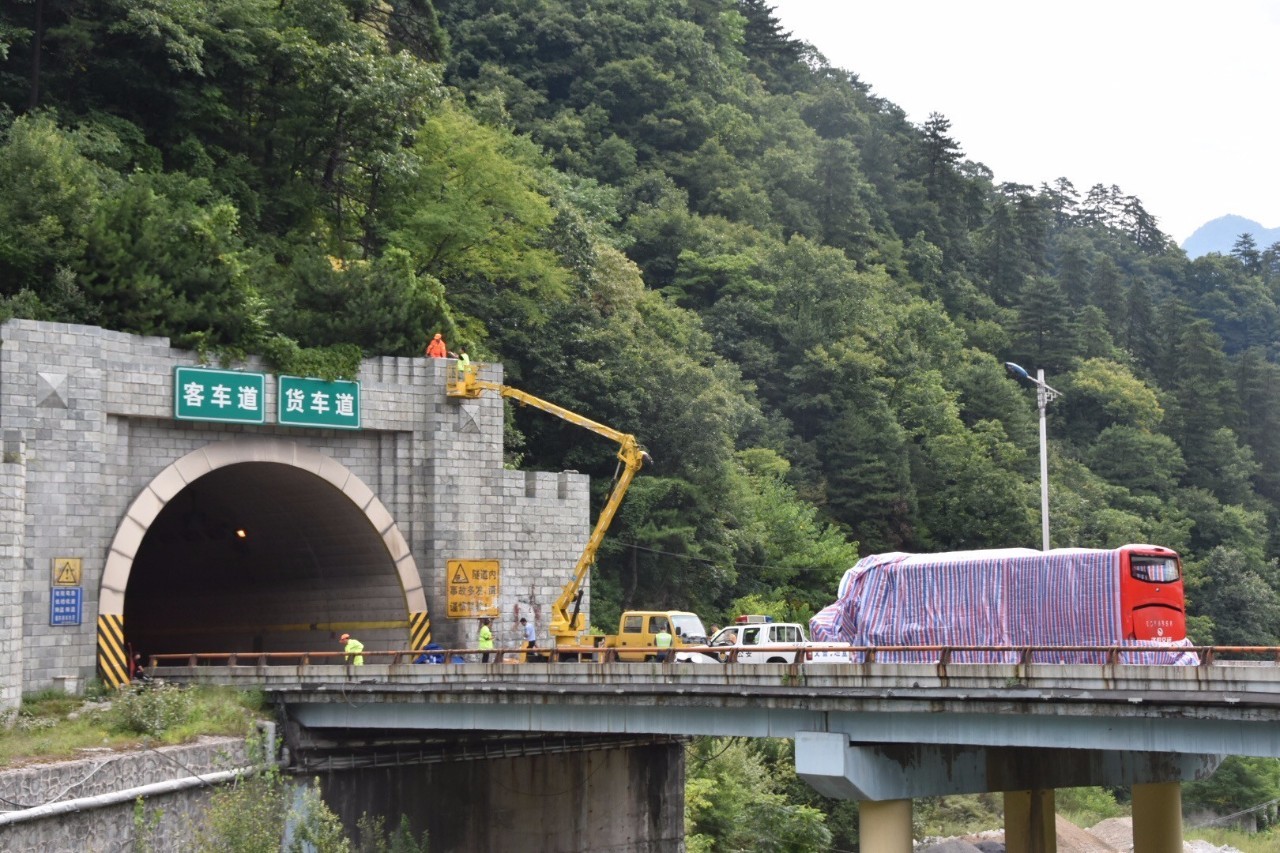国务院陕西安康京昆高速"8·10"特别重大道路交通事故调查组成立.