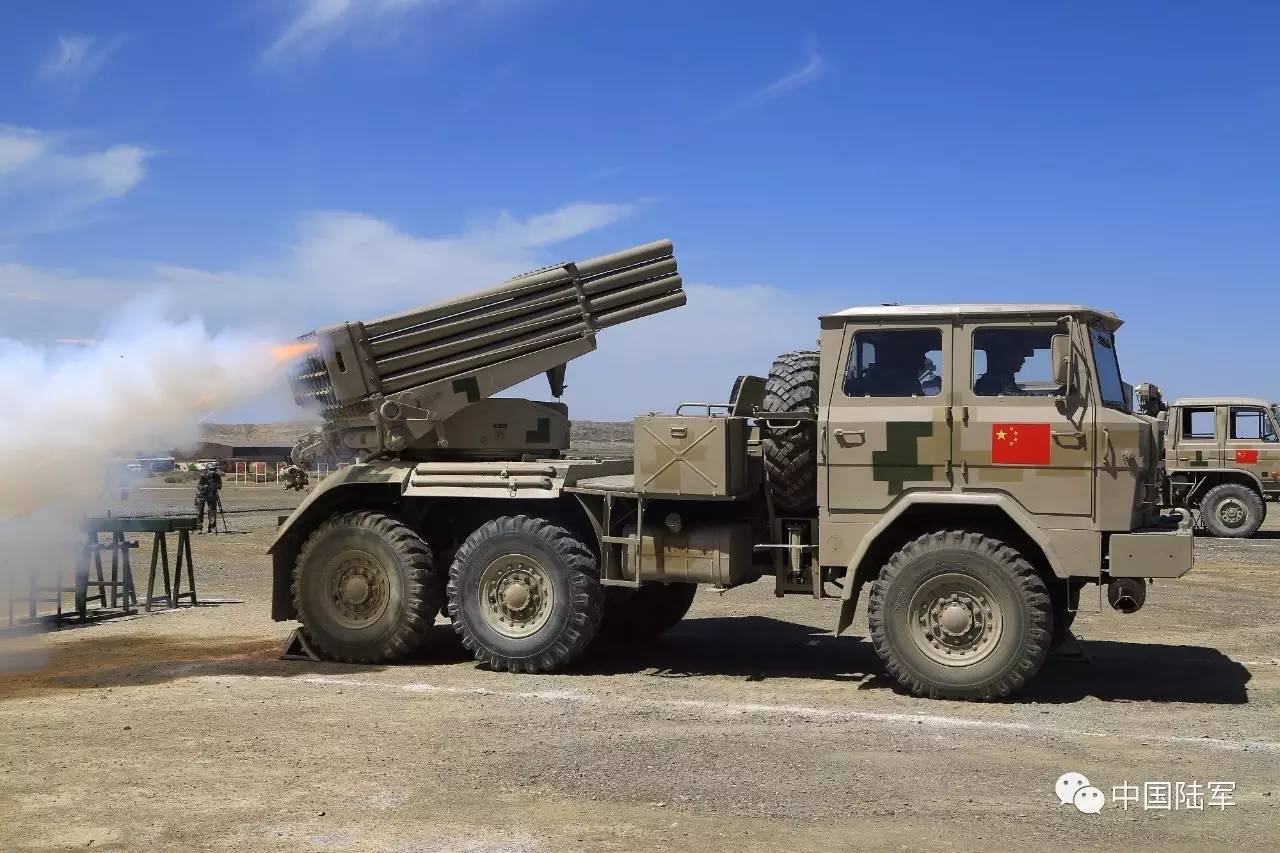 8月11日,"军械能手"修理排接力赛中,中国参赛队火箭炮检验射击瞬间.