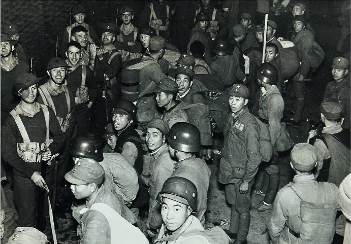 往公共租界撤退的四行孤军.