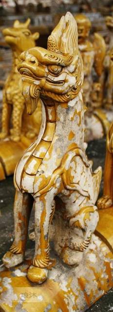 獬豸浑身黝黑,头上长着巨大的独角.