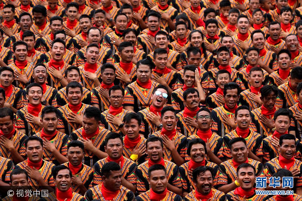 印尼亚齐省万人集体跳萨满舞人山人海场面壮观