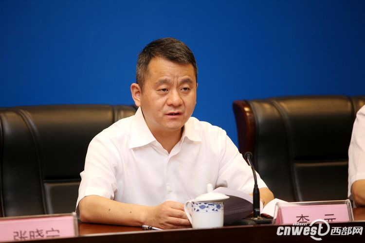 8月14日,西安市召开首届世界西商大会新闻发布会.