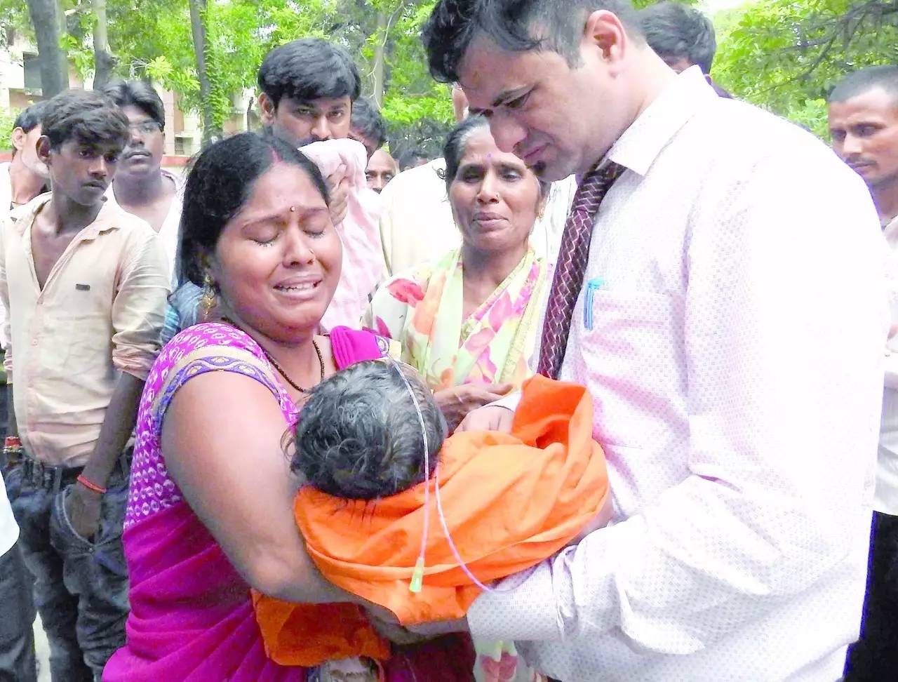 2日,一名婴儿在brd医院死亡后,亲人们失声痛哭.