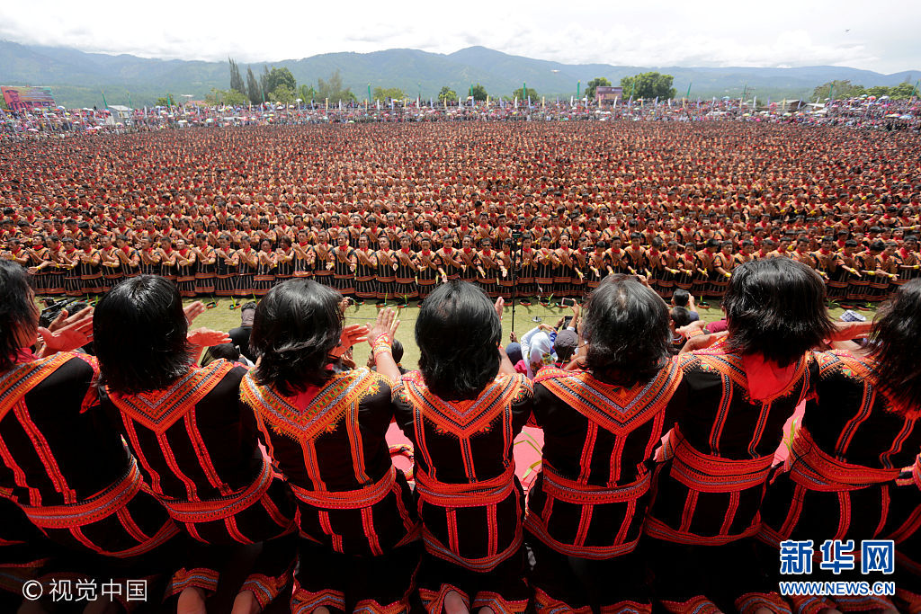 印尼亚齐省万人集体跳萨满舞人山人海场面壮观