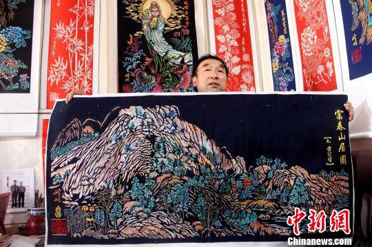 图为"染色剪纸"作品《富春山居图》. 郭惠民 摄