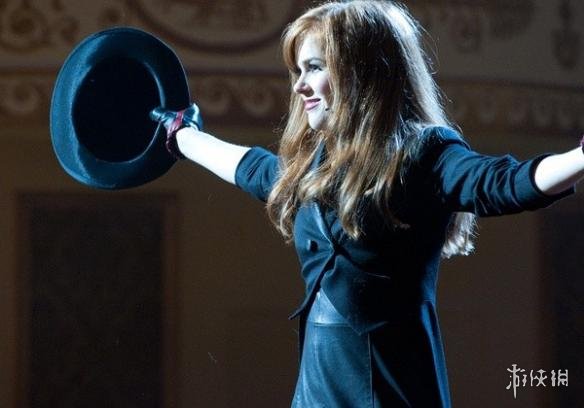 艾拉·菲舍尔需要在她头顶的食人鱼进入水箱之前解开身上的锁链逃进来