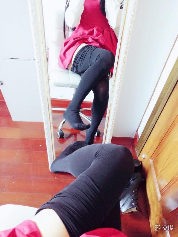 每日福利送不停爱自拍的小妹妹也爱晒出丝袜美腿