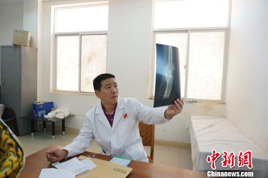 图为中国第24批援马里医疗队队长,浙江医院副院长宋柏杉工作照.