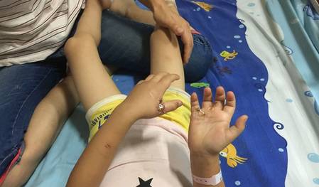 3岁男童在咸阳一广场玩耍被电伤!提醒家长:遇到这些东西,还是要小心